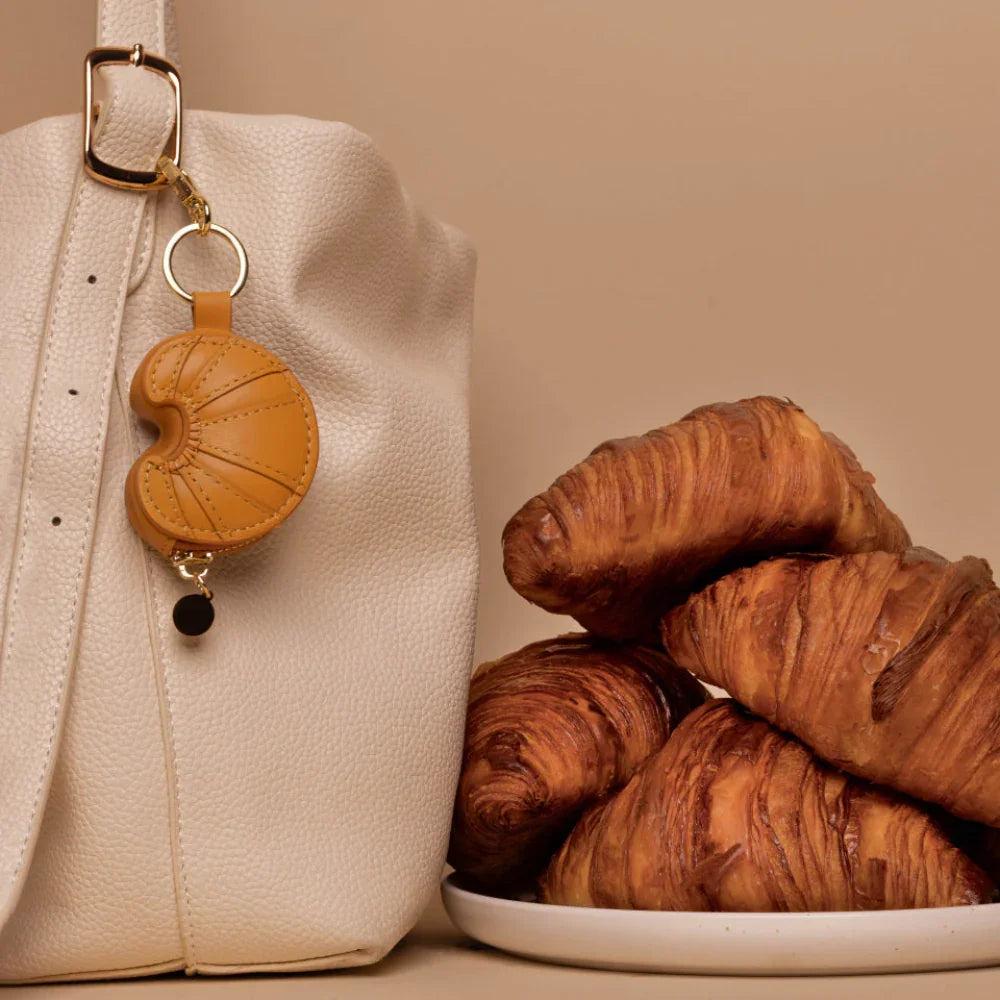  Croissant Bag Charm クロワッサン タグ付き Croissant Leather AirTag® Bag Charm – Cute & Chic AirTag® Case for